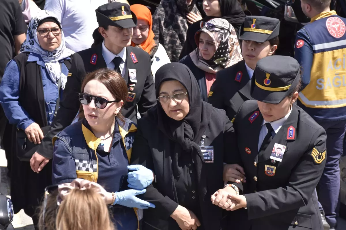 Şehit Jandarma Astsubay Kıdemli Çavuş Emre Polat Toprağa Verildi