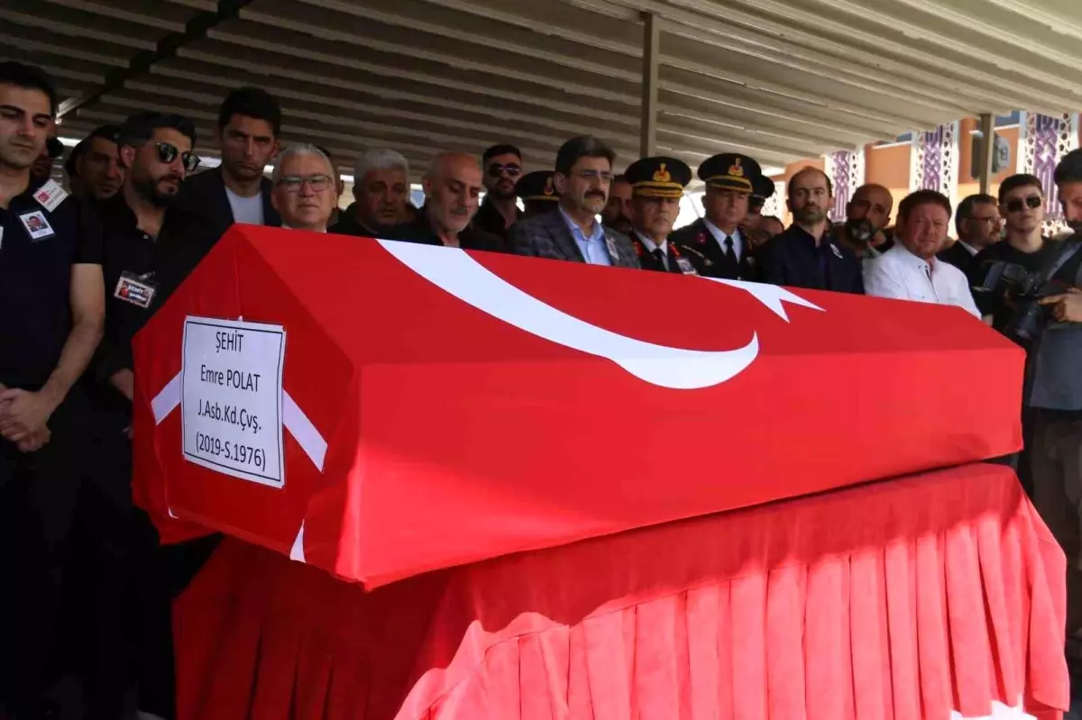 Şehit Jandarma Astsubay Emre Polat memleketi Sivas'ta kılınan cenaze namazının ardından toprağa verildi