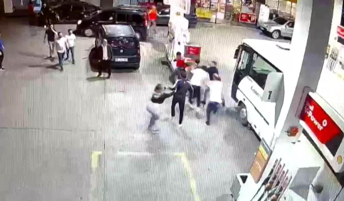 Kayseri'de Benzinlikte Kavga: Servis Sürücüsü ve Yakınları Çalışanı Hastanelik Etti