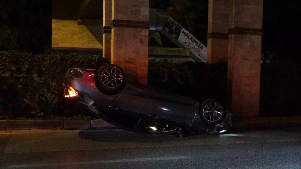 Antalya'da Lüks Araç Kazası: Sürücü Olay Yerinden Kaçtı