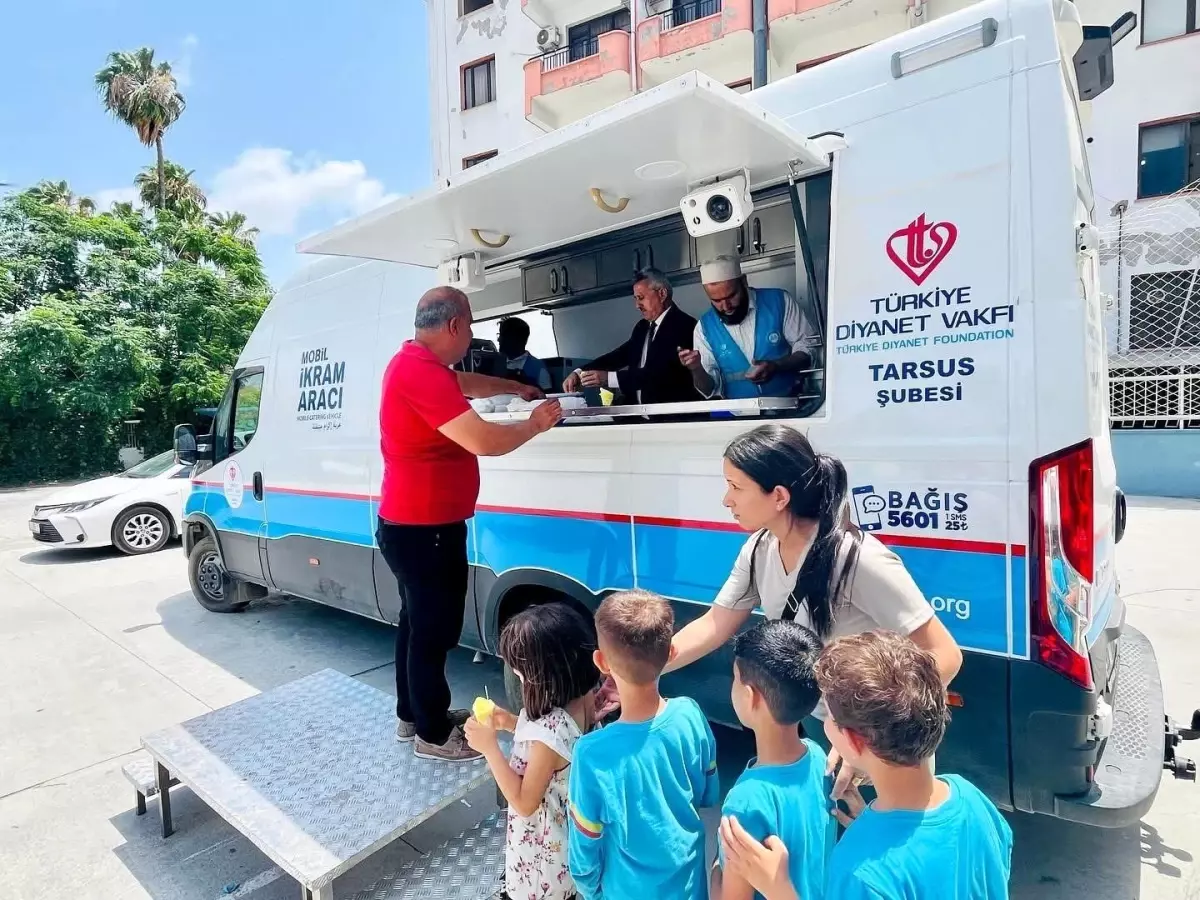 Mersin'de Öğrencilere Dondurma İkramı