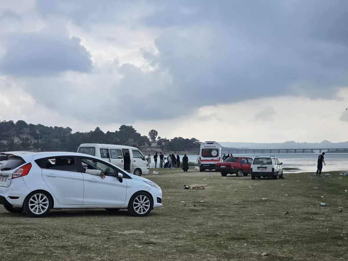 Adana'da Tekneden Düşen Genç İçin Arama Çalışmaları Devam Ediyor