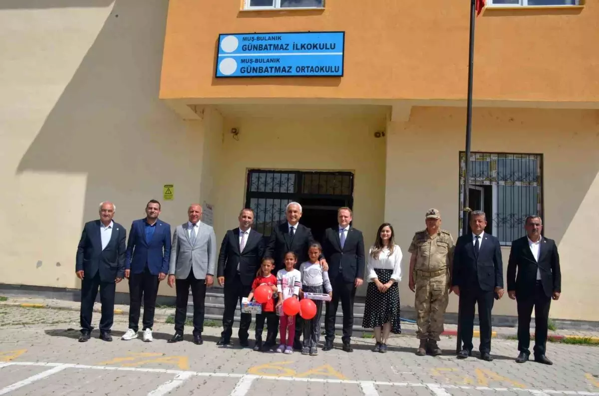 Muş Valisi Avni Çakır, Öğrencilere Kitap Okumanın Önemini Anlattı