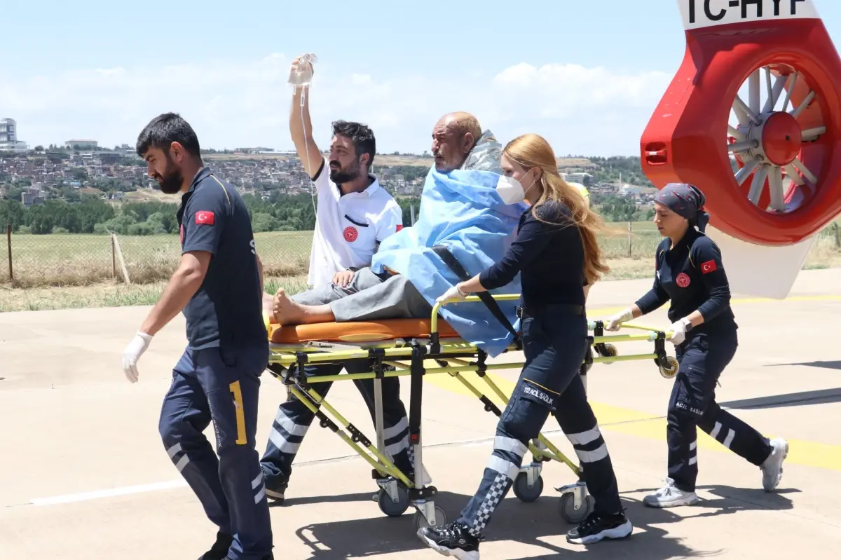 Diyarbakır'da Ateş Yangınında Yaralanan Çift Hastaneye Sevk Edildi