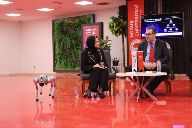 Yapay zeka panelini robot köpek bastı! Yapay zeka panelini robot köpek bastı!