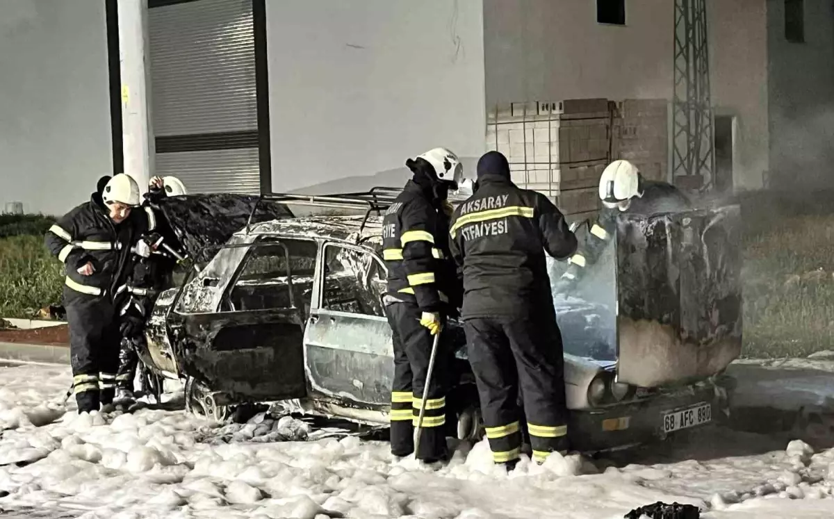 Aksaray'da yanan otomobil hurdaya döndü