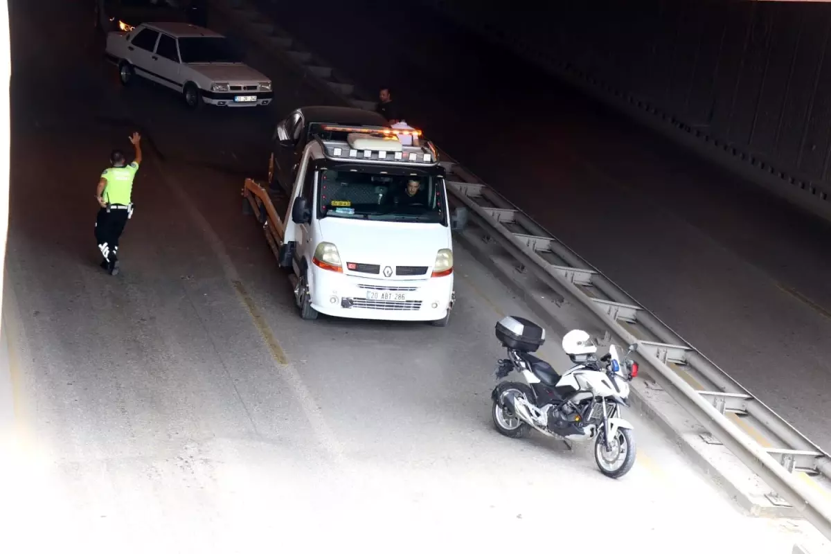 Pamukkale'de Zincirleme Trafik Kazası: 3 Araç Maddi Hasar Aldı