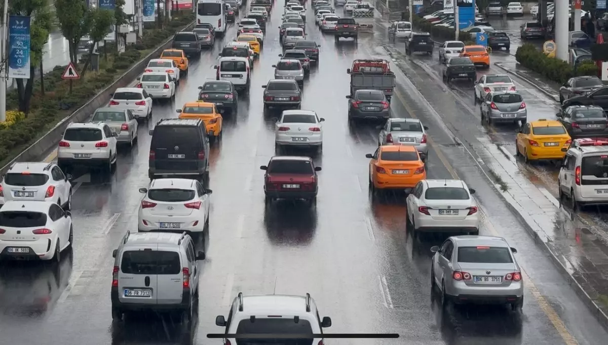 Ankara'da Sağanak Yağış Hayatı Olumsuz Etkiledi