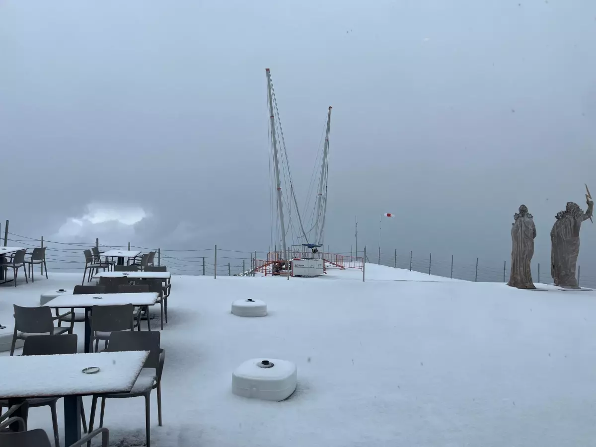 Kemer'de Tahtalı Dağı'na Mayıs'ta Kar Yağdı