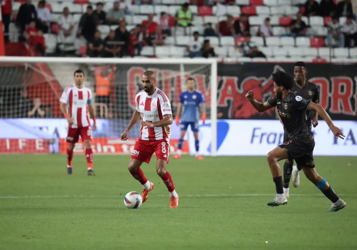 Trabzonspor, Antalyaspor'u 2-0 ile Geçerek Lige Galibiyetle Veda Etti