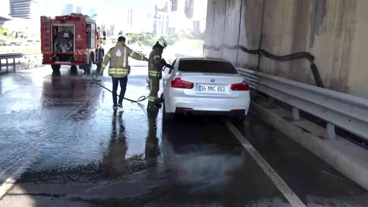 Ataşehir'de Lüks Otomobil Alev Alev Yandı
