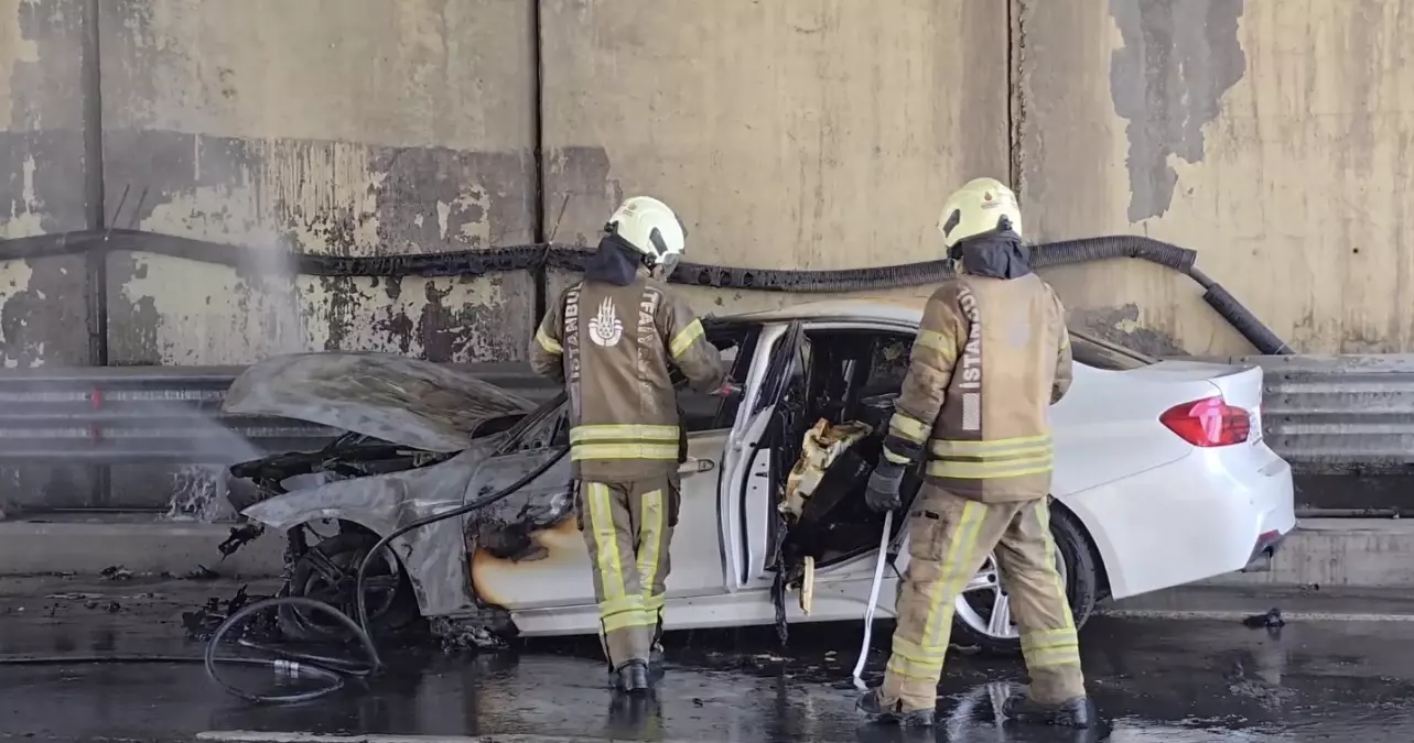 Ataşehir'de Seyir Halindeki Otomobilde Yangın Çıktı