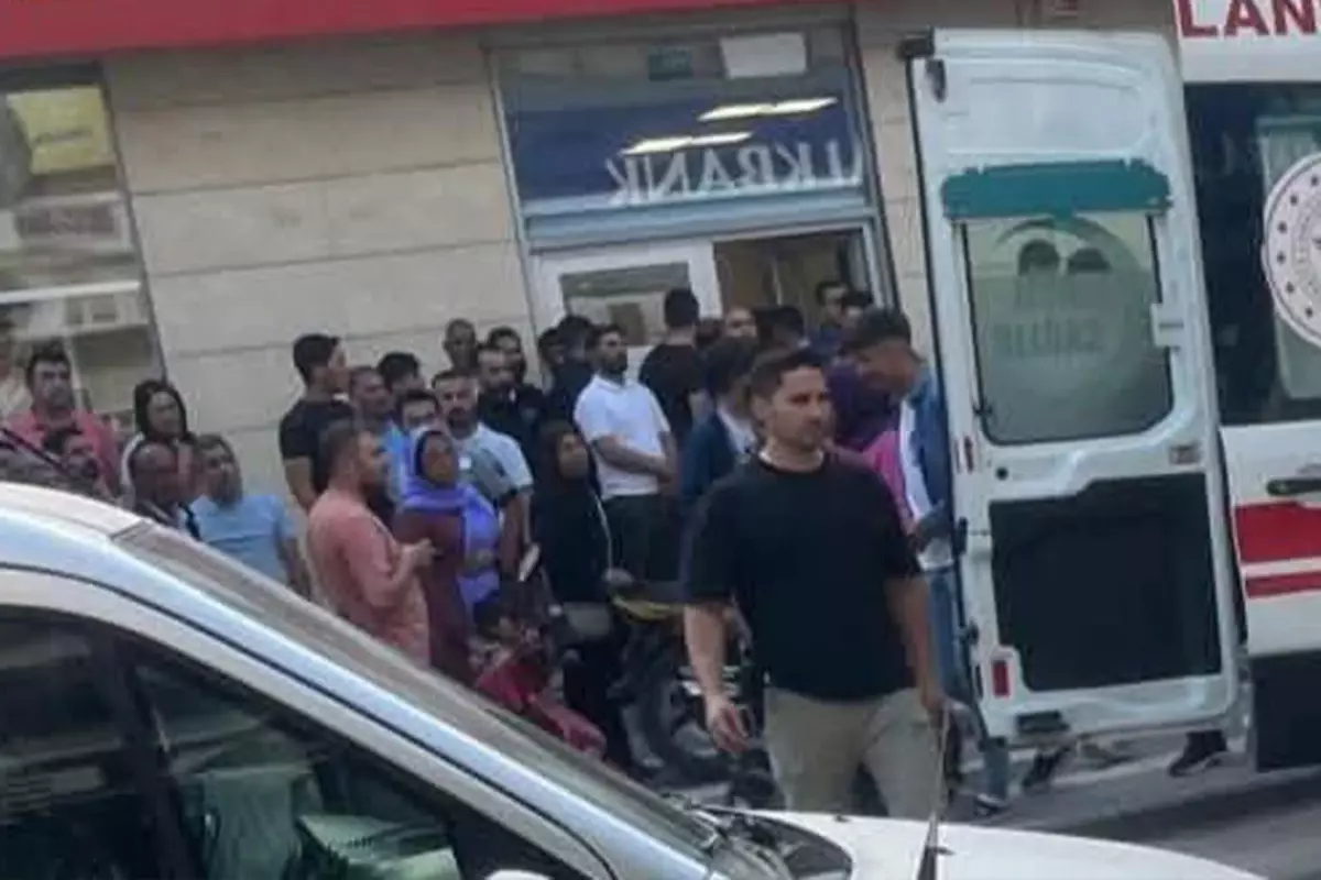 Banka müdürüne bıçak çekti, paralarla kapıdan çıkamadan yakalandı