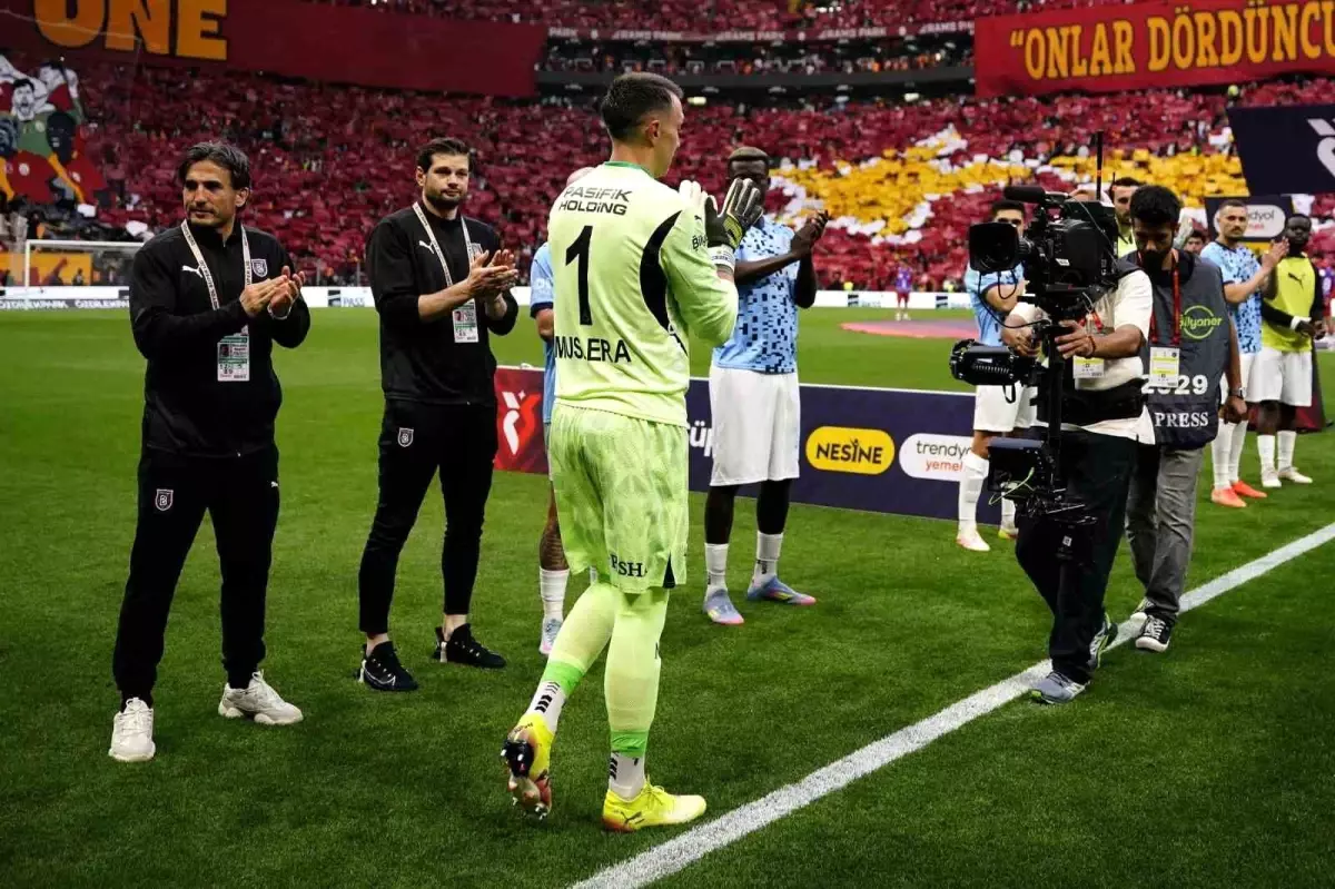 Galatasaray, Başakşehir'in Alkışlarıyla Şampiyonluk Kutladı