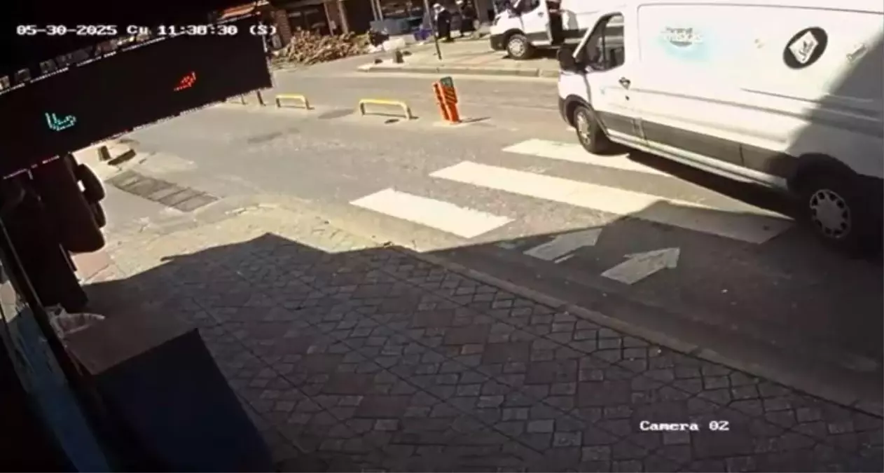 Beyoğlu'nda Ticari Minibüsün Çarptığı Kadın Yaralandı