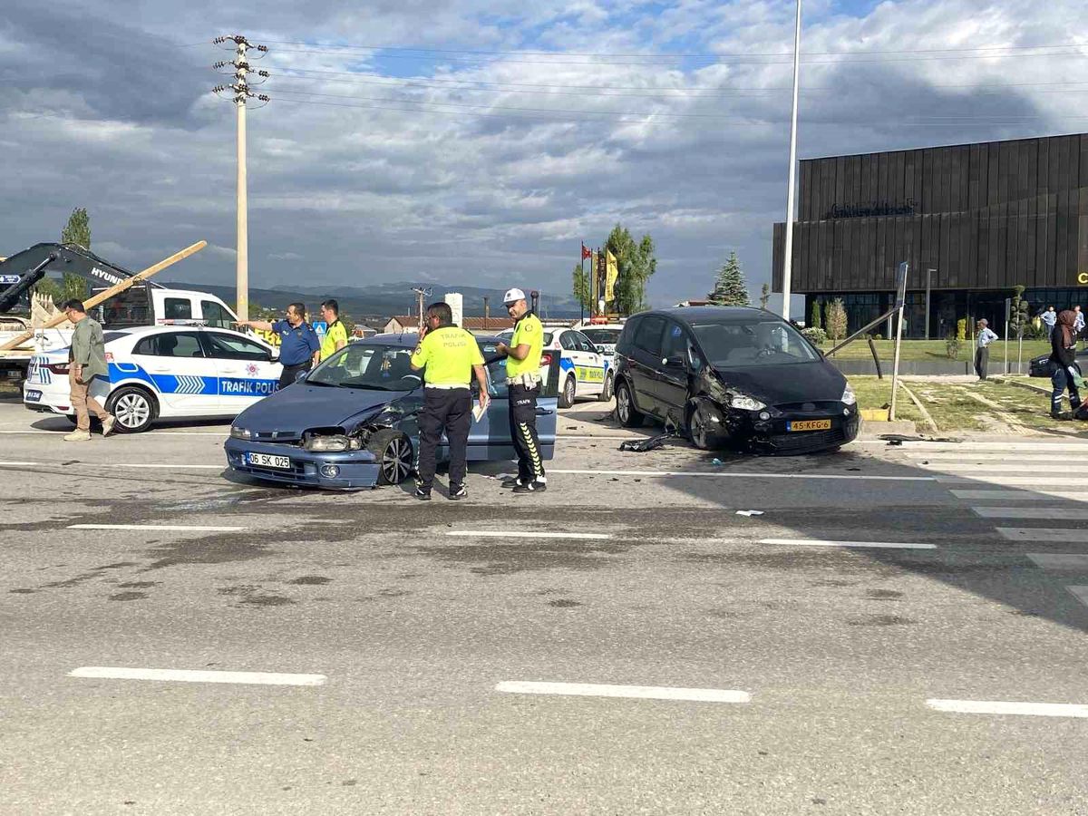 Çorum'da Trafik Kazası: 3 Yaralı