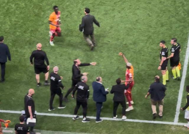 Tension during halftime! Osimhen called Ba to the locker room corridor