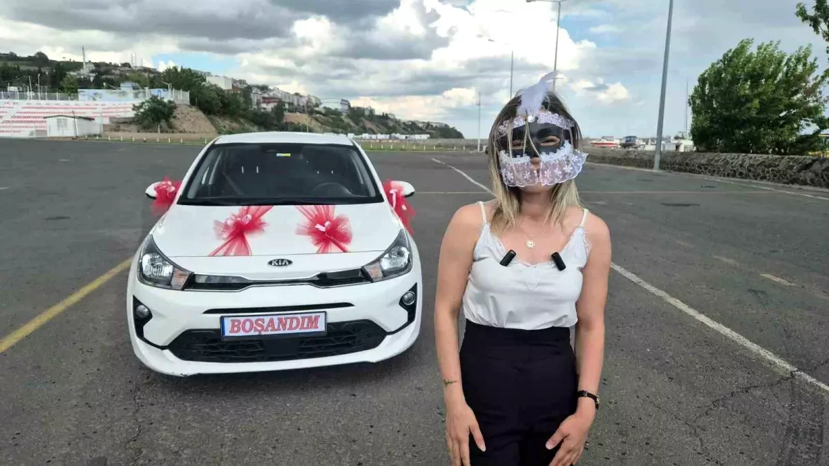 Kadın Boşanma Kutlamasını Araba Turu ile Yaptı