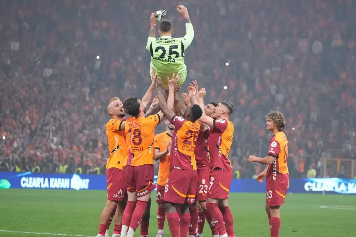 Galatasaray'da Fernando Muslera omuzlarda taşınarak veda etti