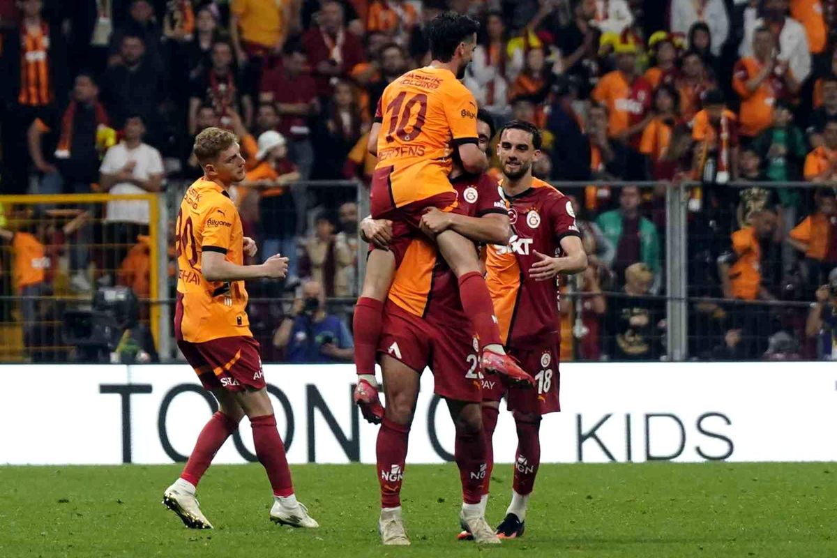 Galatasaray, Süper Lig'de Şampiyonluğu Kutladı