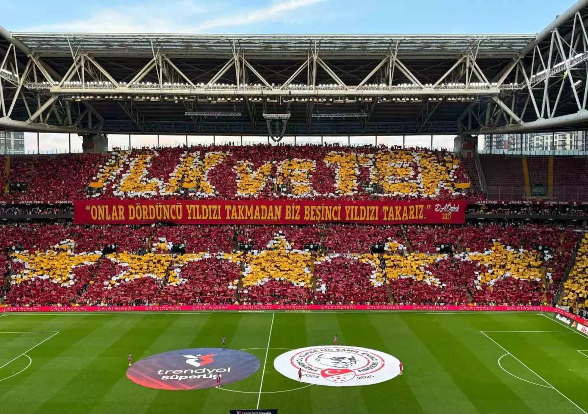 Galatasaray Taraftarından Şampiyonluk Koreografisi