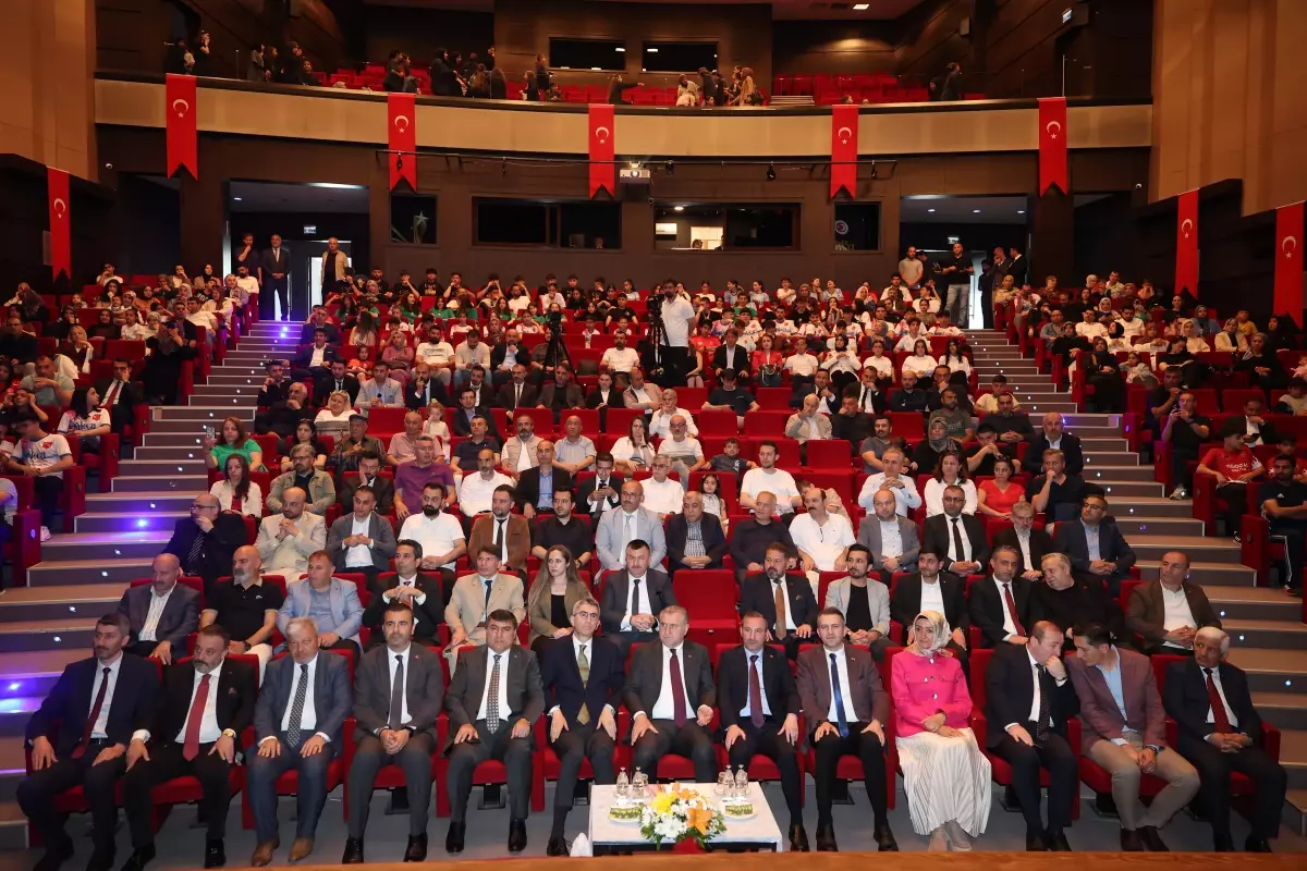 Sultanbeyli'de Eğitim Başarı Ödülü Töreni Düzenlendi