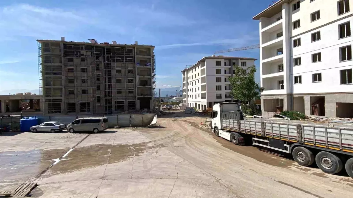 Kocaeli'de İnşaatta Fenalaşan İşçi Vinçle İndirildi