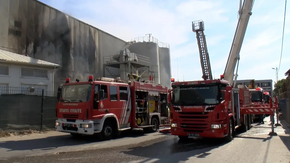 Tuzla'da Fabrikada Yangın: İtfaiye Ekipleri Olay Yerinde