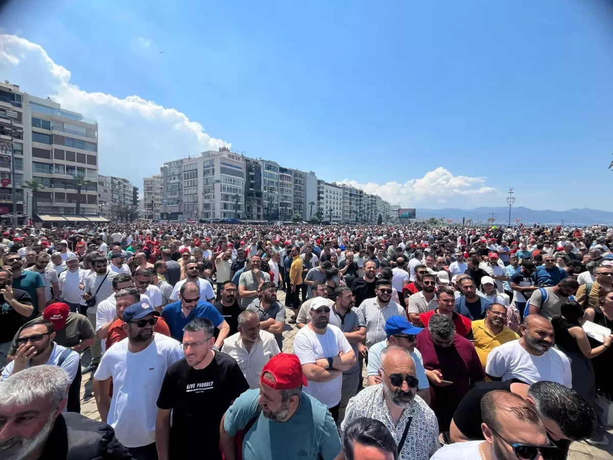 İzmir'de İşçiler Gündoğdu Meydanı'na Yürüdü