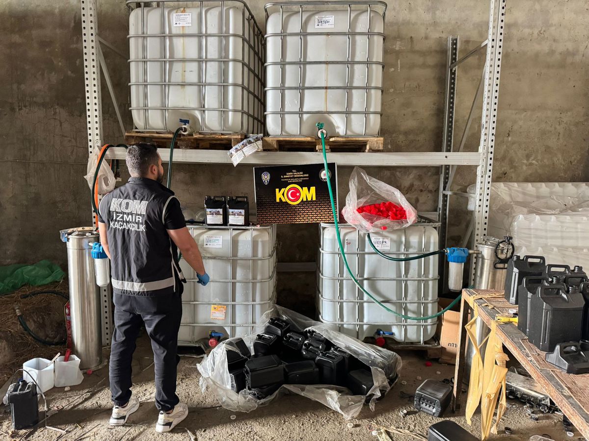 İzmir'de 4,3 Ton Etil Alkol ile Sahte Alkol İmalatına Operasyon