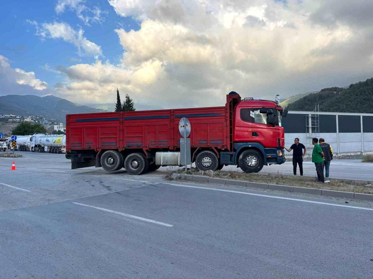 Osmaniye'de Kamyonet ile Otomobil Çarpıştı: 1 Yaralı