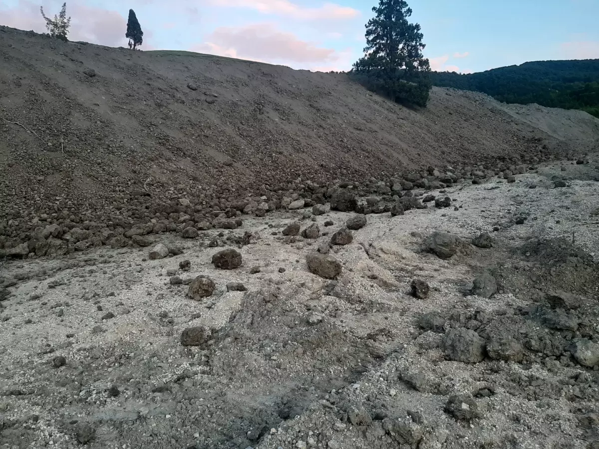 Karabük'te Toprak Kayması Yol Çalışmalarını Engelledi
