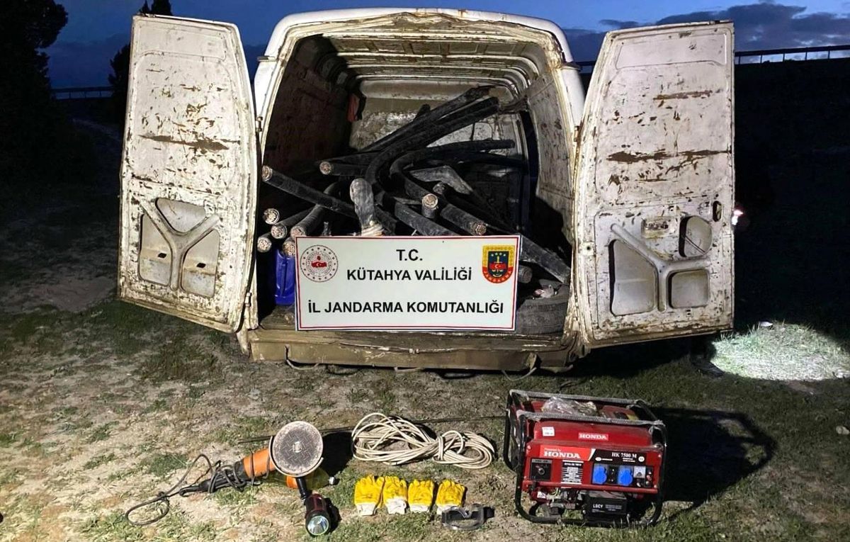 Kütahya'da Telefon Kablolarını Çalan 4 Şahıs Suçüstü Yakalandı