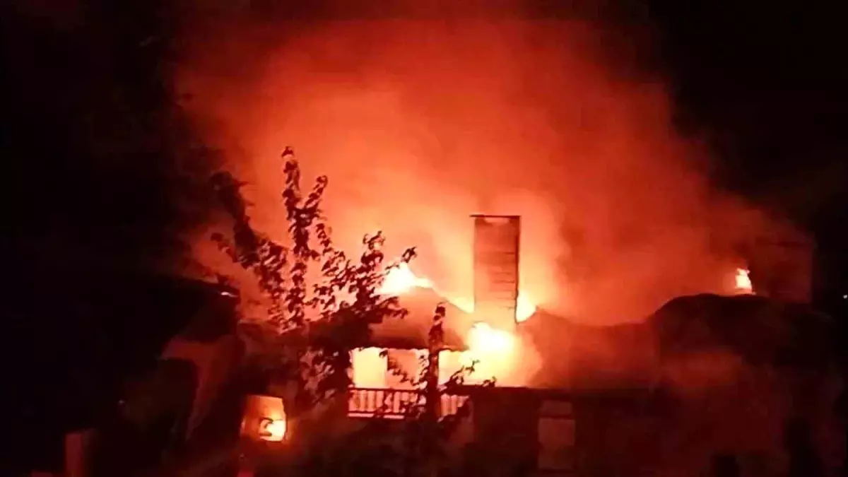 Yalova'da 3 Katlı Bina Yangına Teslim Oldu
