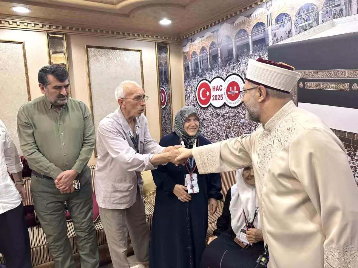 Mekke'de 98 Yaşındaki Cennet Teyze ile 12 Yaşındaki İkizler Hacda Buluştu
