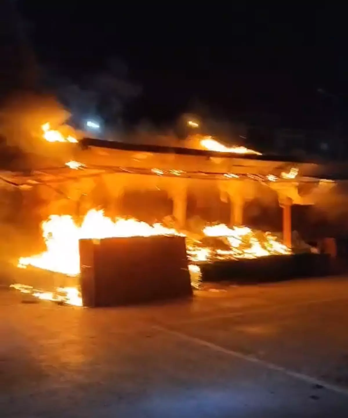 Buca'da Meyve Tezgahında Yangın: İtfaiye Müdahale Etti