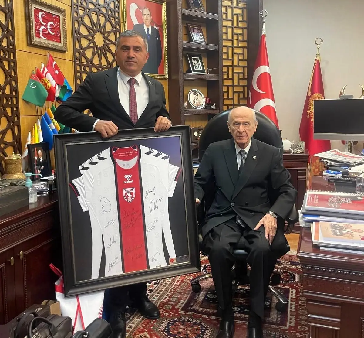 MHP Samsun İl Başkanı Bahçeli'ye Samsunspor Forması Hediye Etti