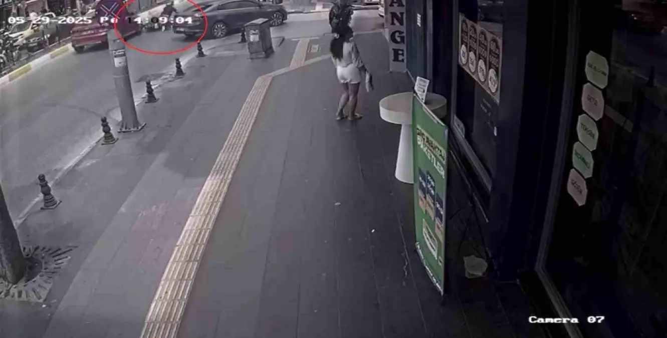 Antalya'da Motosiklete Çarpan Otomobil Sürücüsü Kaçtı