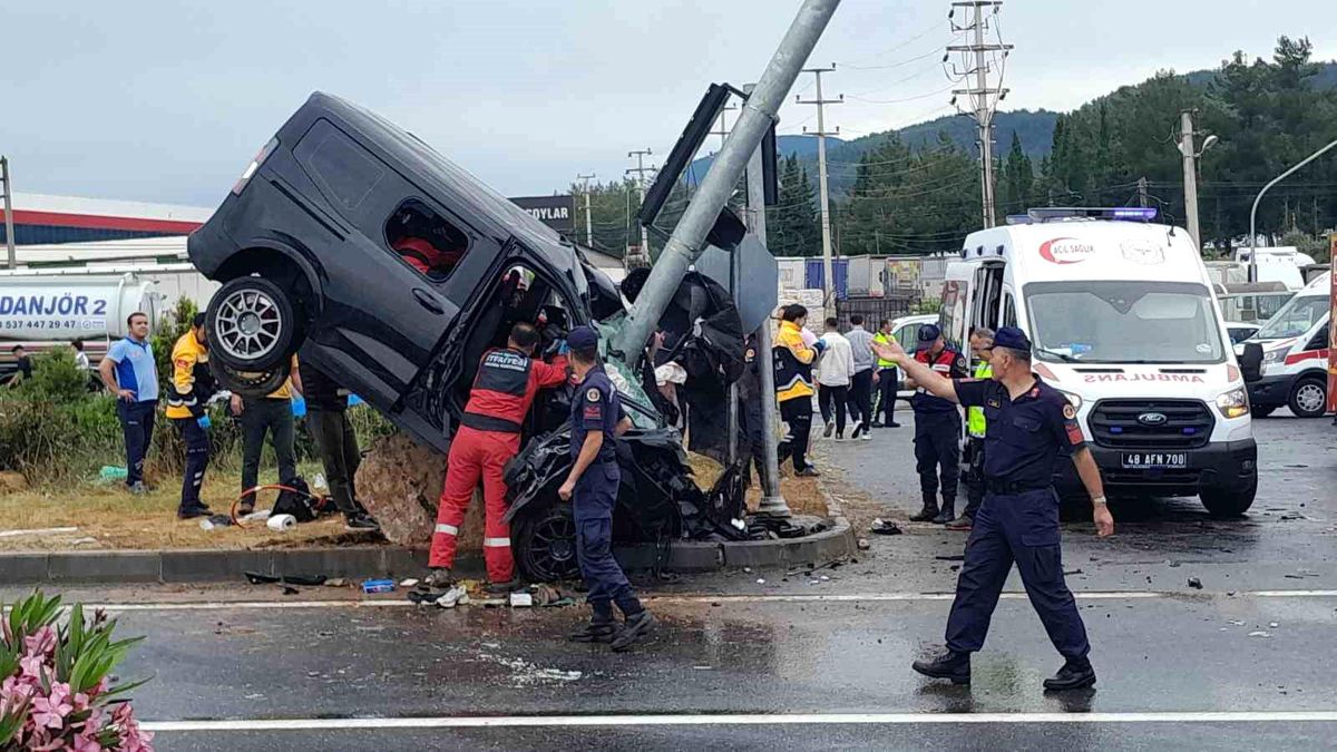 Muğla-Aydın Karayolu'nda Trafik Kazası: Araç Direğe Asılı Kaldı