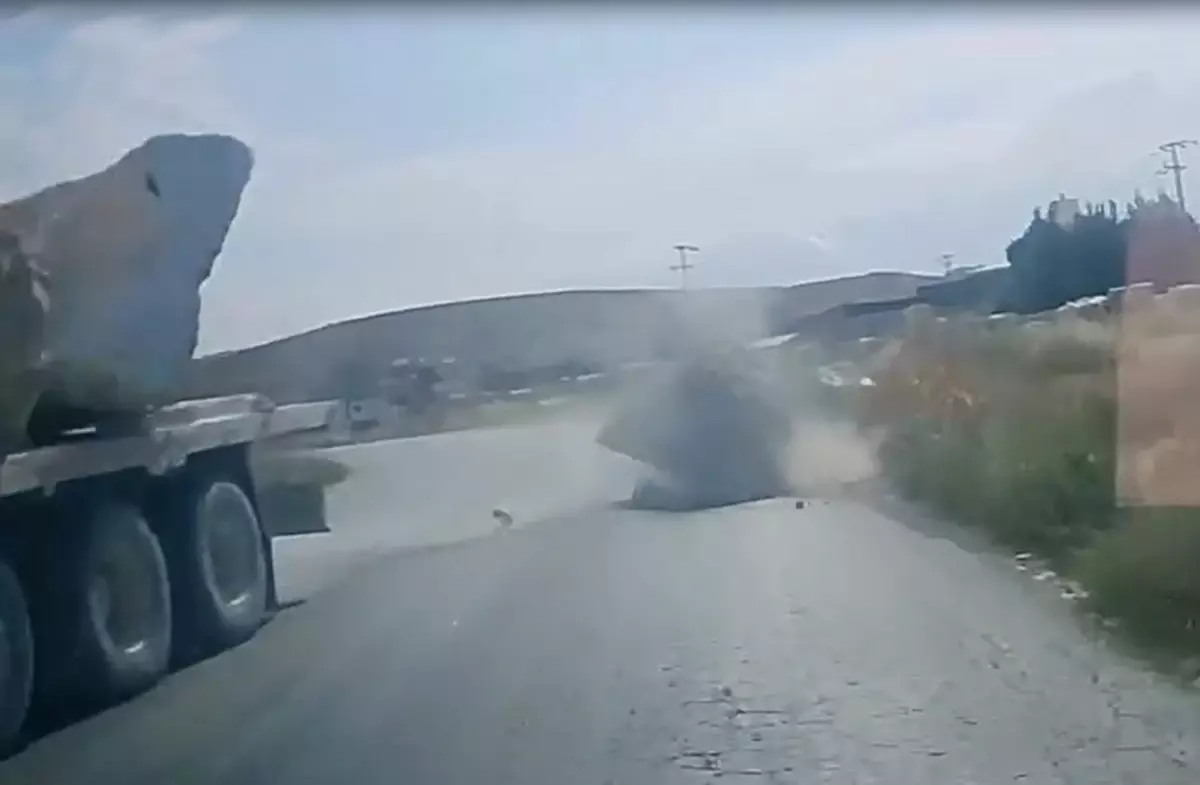 Kamyonun Kasa İçi Mermer Blok Yola Düştü: Şanslı Kurtuluş