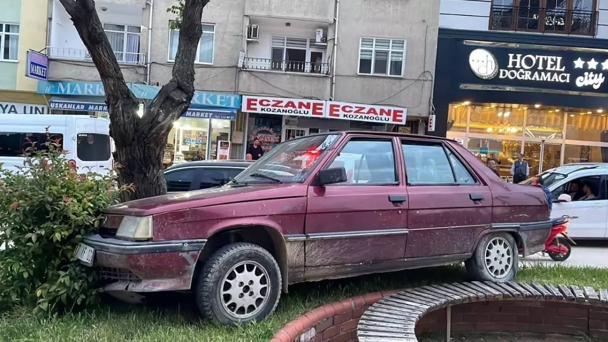 Tosya'da Park Halindeki Otomobil Kontrolden Çıktı