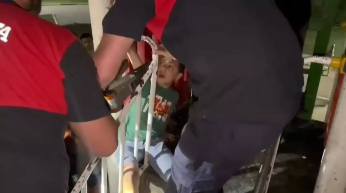 Şanlıurfa'da Çocuk Parkta Ayağı Sıkıştı, İtfaiye Kurtardı