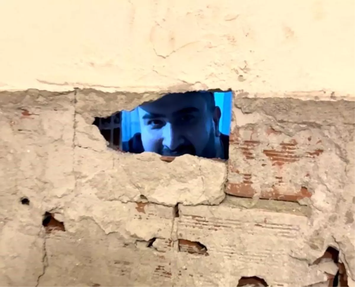Komedyen Rıdvan Kevrek'in Duvarı Delinen Evi Mizah Konusu Oldu