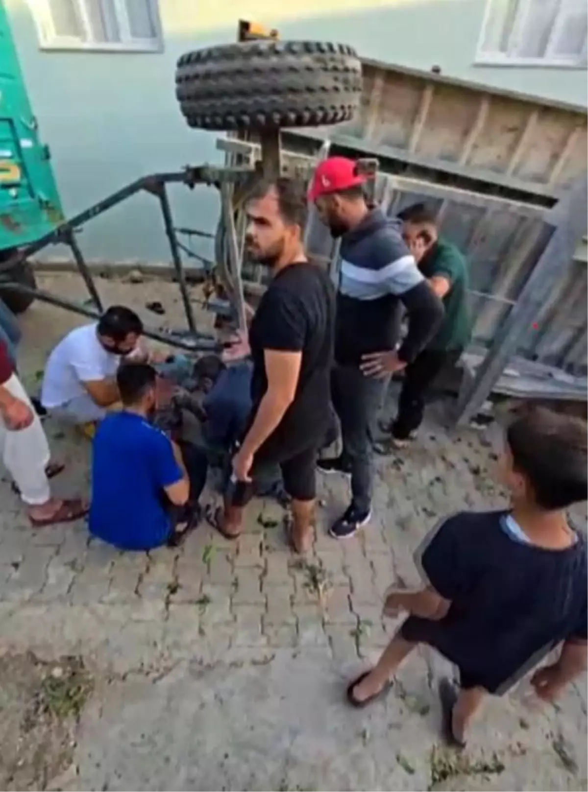 Hatay'da Saman Yüklü Traktörün Devrilmesi Sonucu Bir Kişi Hayatını Kaybetti