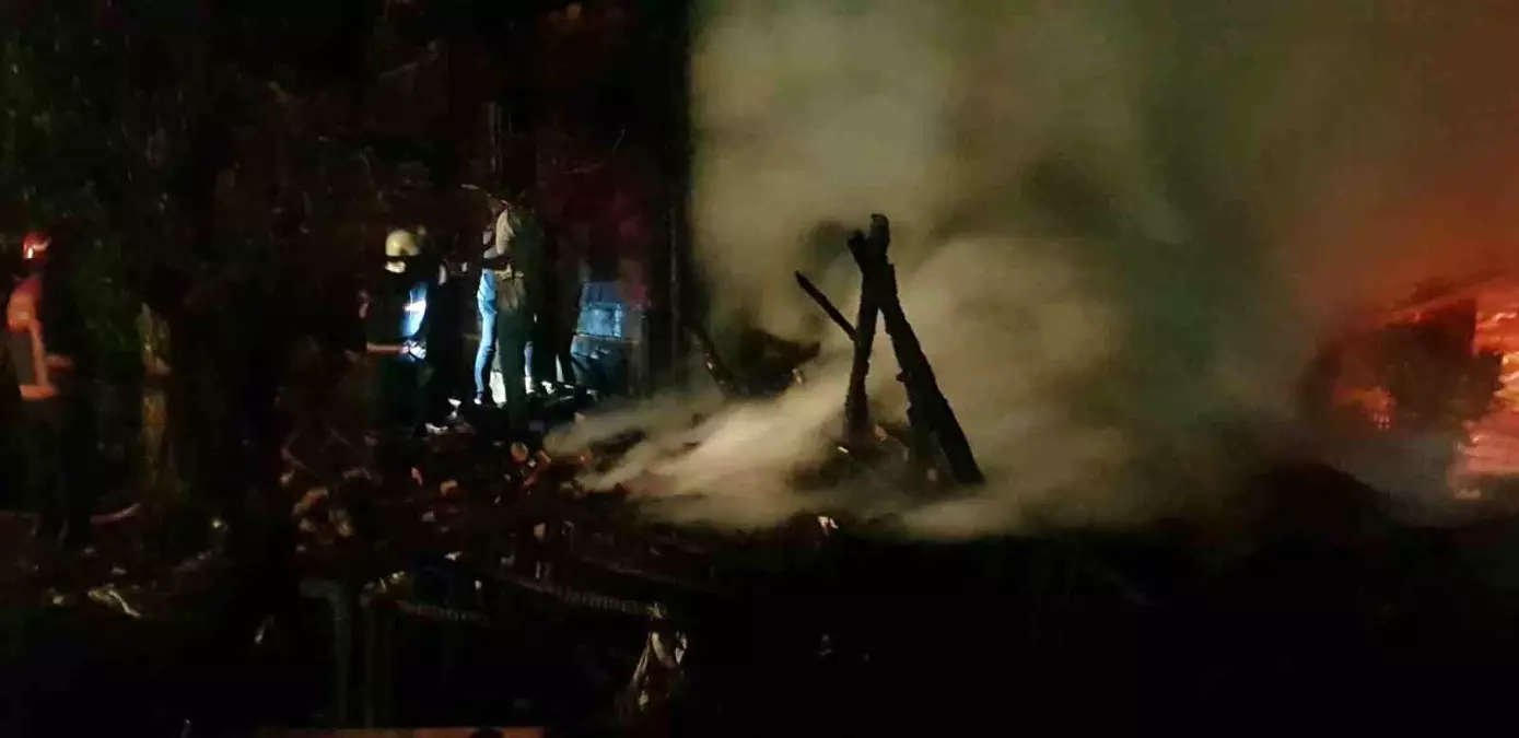 Sakarya'nın Taraklı İlçesinde Samanlık Yangını Evde Büyük Hasara Neden Oldu