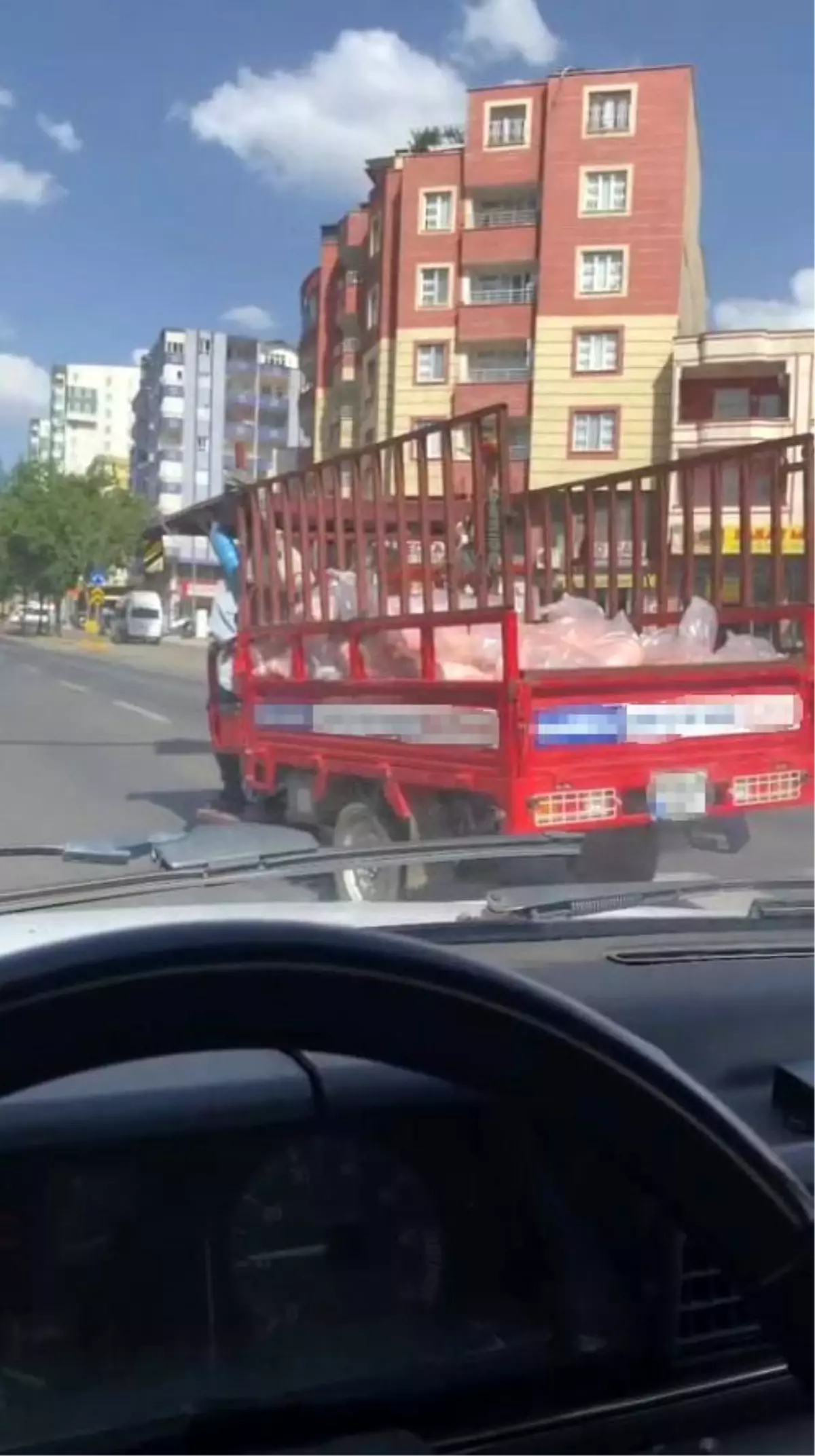 Şanlıurfa'da Et Taşıyan Kamyonet Görenleri Şaşırttı