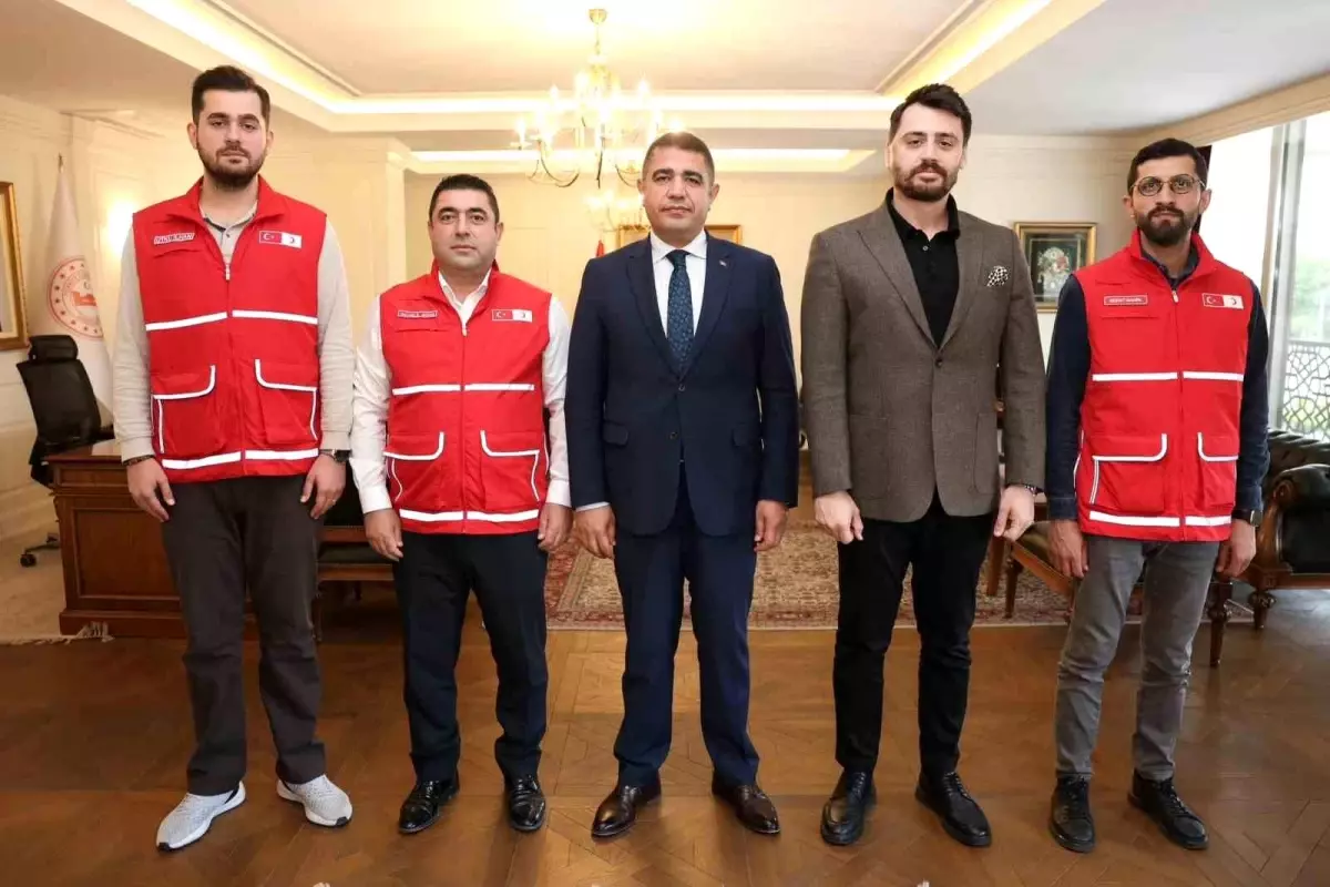Düzce Valisi Selçuk Aslan Kurban Bağışını Kızılay'a Yaptı