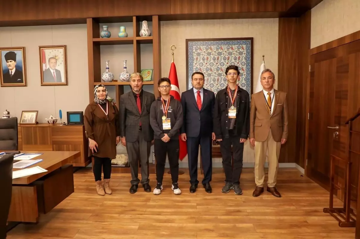 Kayseri'deki Robot Yarışmasında Dünya Birincisi Oldular