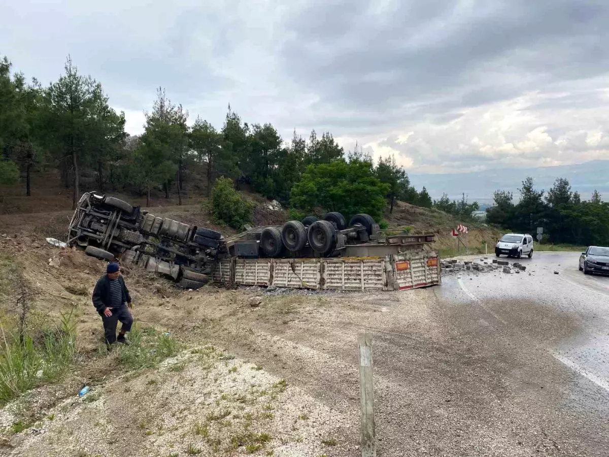 Burdur-Isparta Dostluk Yolu'nda Tır Devrildi, Yaralı Yok
