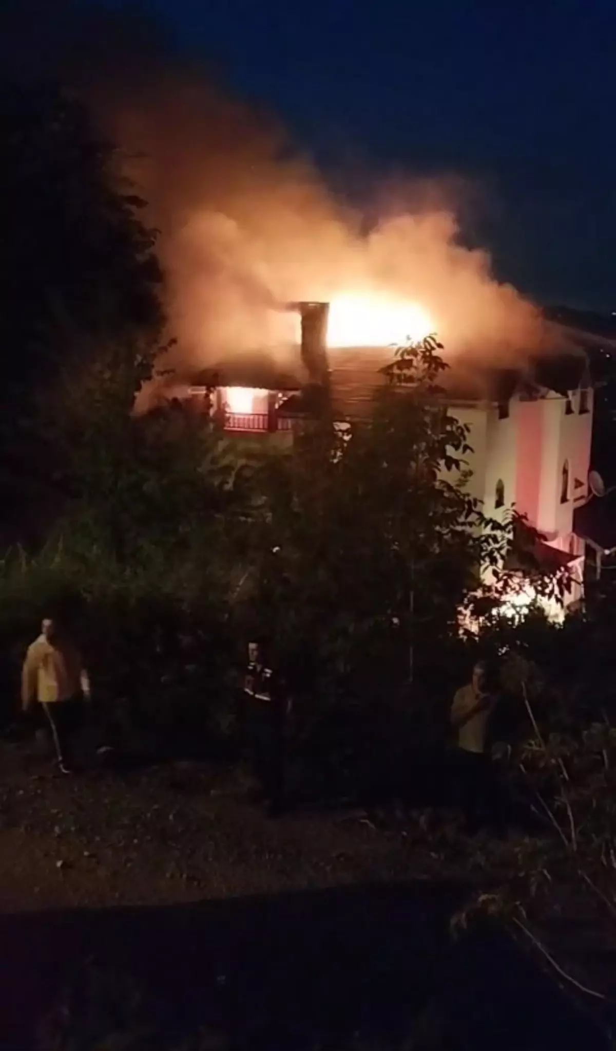 Yalova'da 3 Katlı Binada Çatı Yangını